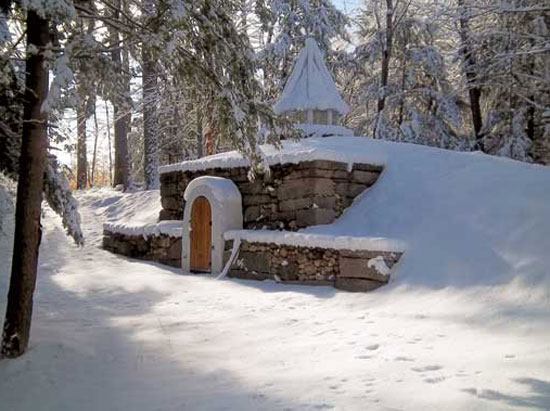 
Readers Sandy Callahan and Mike Thomas honed their earthbag-building skills by constructing this well house. Next, they’ll use their know-how to build an earthbag home.
